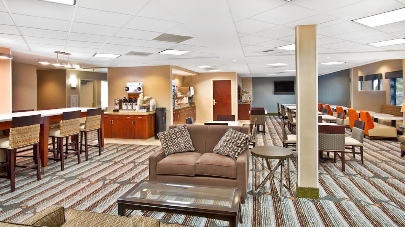 Holiday Inn Express & Suites Bradley Airport